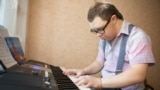 Мгер Минасян, 24-летний житель Минска с армянскими корнями и синдромом Дауна 
