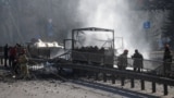 Украинские пожарные и сотрудники экстренных служб тушат сожженную технику на месте столкновения с российскими военными. Киев, 26 февраля 2022 года. Фото: Reuters