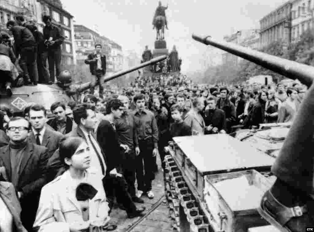 Самая известная и самая символичная фотография тех дней: советские танки на центральной, Вацлавской площади Праги