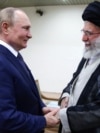 Покойный верховный лидер Ирана аятолла Али Хаменеи (справа) принимает президента России Владимира Путина в Тегеране в июле 2022 года