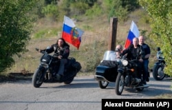 Владимир Путин (справа) и Александр Залдостанов по прозвищу Хирург (слева) на мотопробеге в аннексированном Крыму. 10 августа 2019 года. Фото: AP