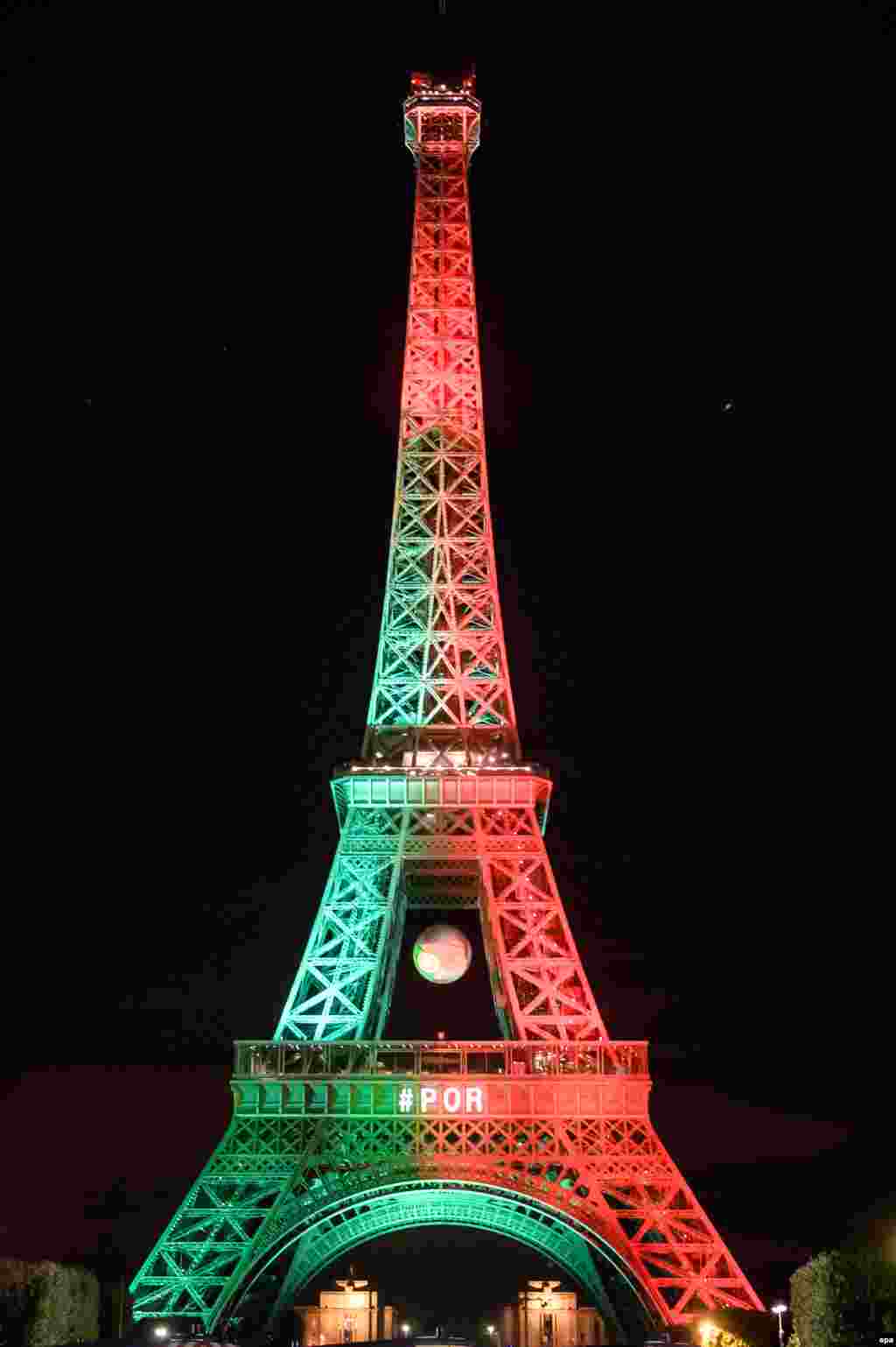 Эйфелеву башню окрасили в цвета португальского флага