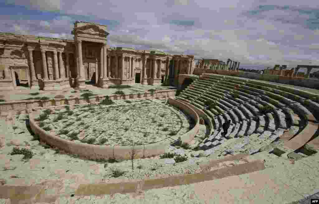 Остатки римского театра, датированного II веком нашей эры. До настоящего времени здесь ежегодно проводился Фестиваль Пальмиры