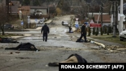 Тела гражданских лиц, убитых, по словам местных жителей, российскими военными. Город Буча Киевской области, 3 апреля 2022 года, фото AFP