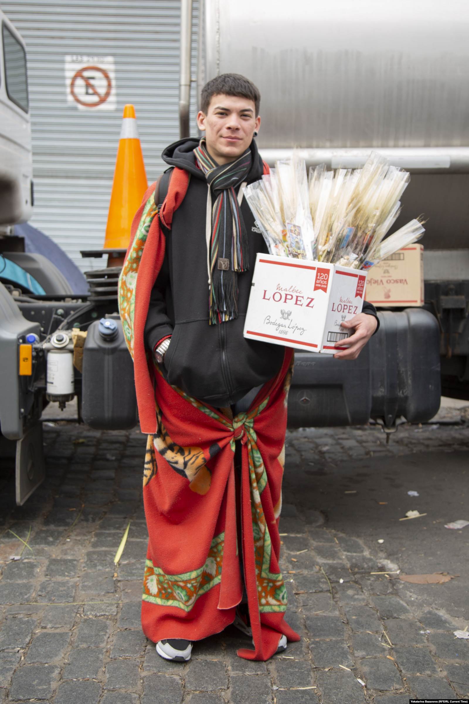 Продавец искусственных пшеничных колосков, главного аргентинского символа Святого Каэтано. Фото: Франко Ловисоло