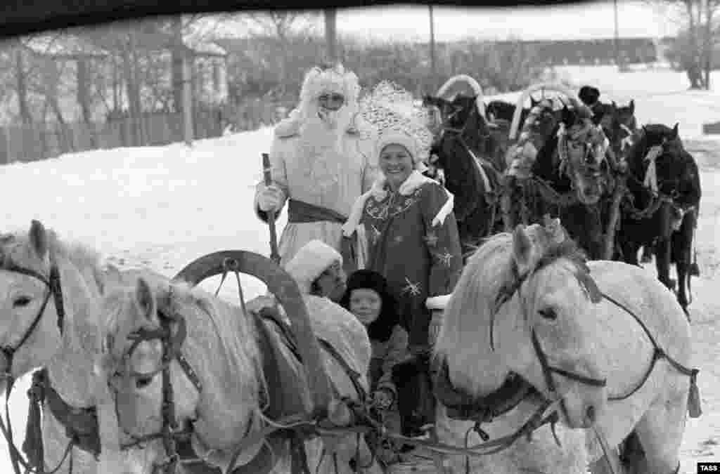 Дед Мороз и Снегурочка катаются на санях в российском Ергольском совхозе в 1982 году