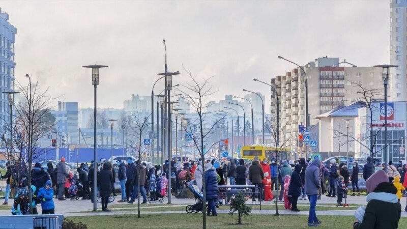 В Минске горожане вышли на акции протеста районного масштаба. Задержанных – более сотни