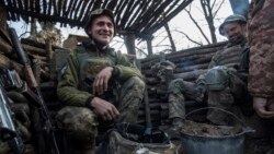 "Как можете видеть, тут всегда весело". Как украинские военные реагируют на обстрелы боевиков на Донбассе