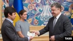 Мария Гайдар получает украинский паспорт из рук Петра Порошенко