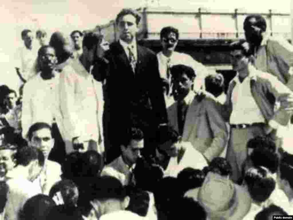 Гавана, студенческий протест, 1947 год (в центре в черном пиджаке)