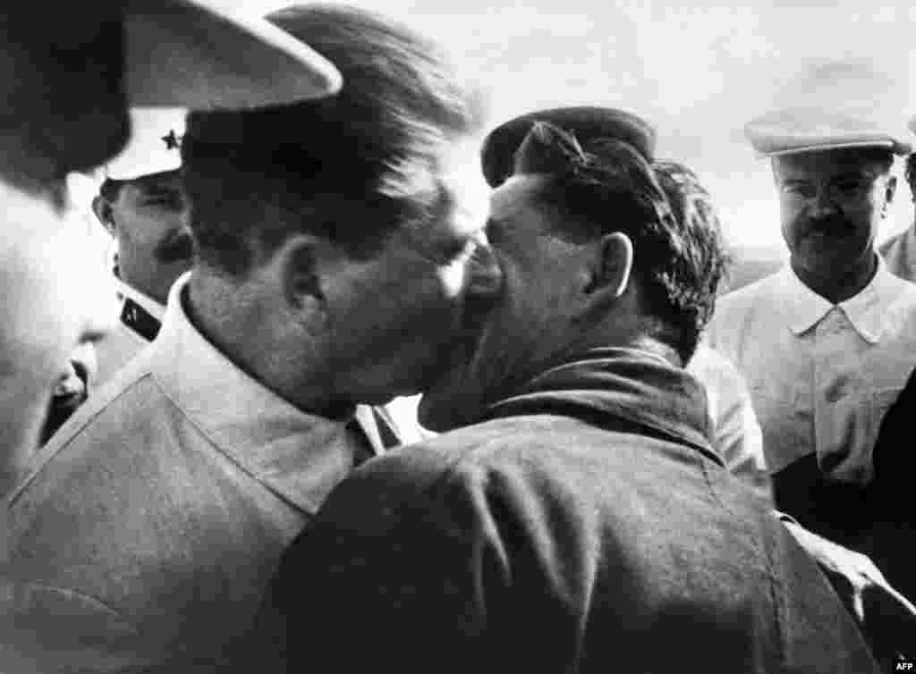 Еще один пилот, Василий Молоков, целует Сталина, 1937 год