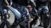 Навстречу Дню России: полиция предупреждает о провокациях, студентов просят не ходить на митинги