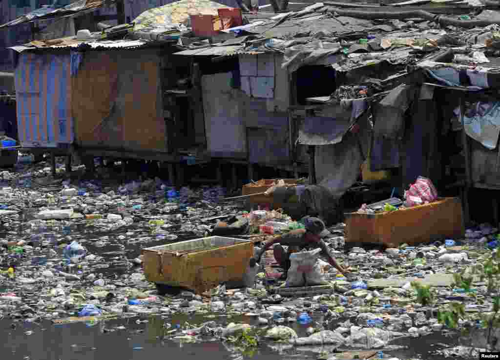 Филиппинская столица Манила тоже знаменита своей &quot;мусорной&quot; рекой. Ежедневно в столице выбрасывают в среднем по 8500 тонн мусора, значительная его часть идет в воду
