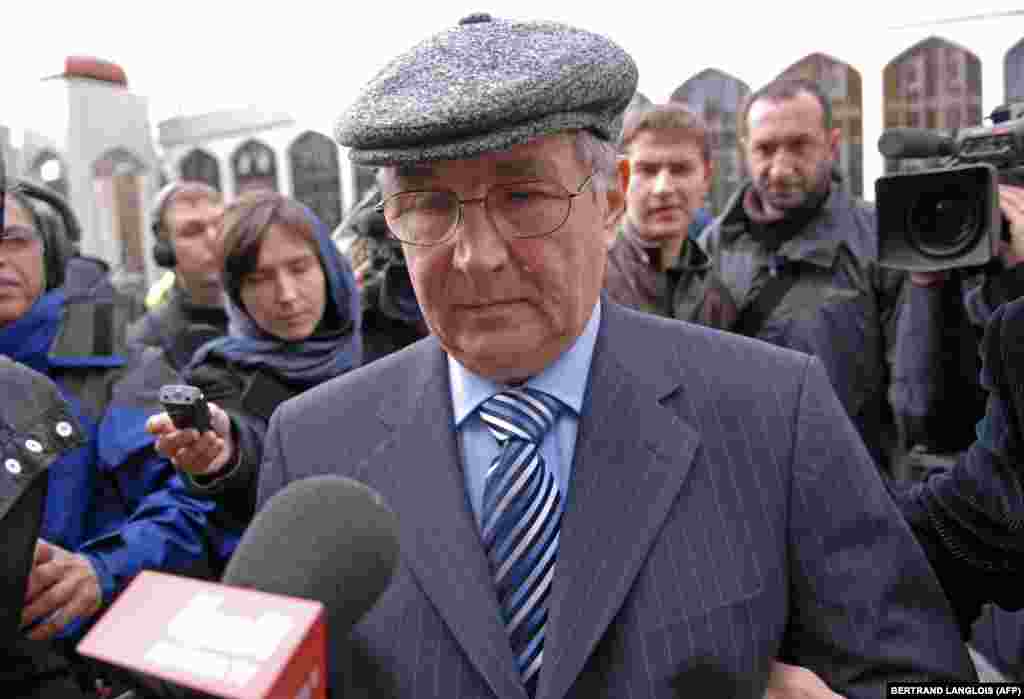 Litvinenko&#39;s father, Walter, arrives at Regents Park Mosque on December 7, 2006.&nbsp;Family and friends paid their respects to the former Russian agent during a memorial at the London mosque two weeks after his death.