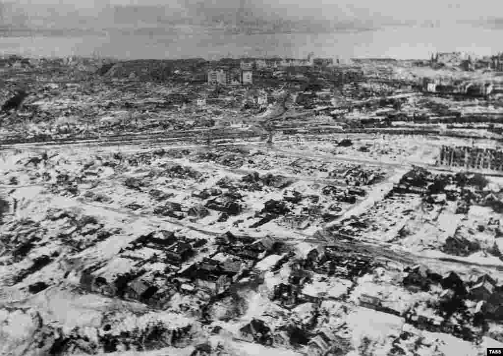 Во время наступления в августе-сентябре немецкая авиация нанесла по Сталинграду с воздуха около 2 тысяч ударов. Целые кварталы были превращены в руины или же попросту стерты с лица земли.&nbsp; Аэрофотосъемка разрушенного города, осень 1942 года.&nbsp;