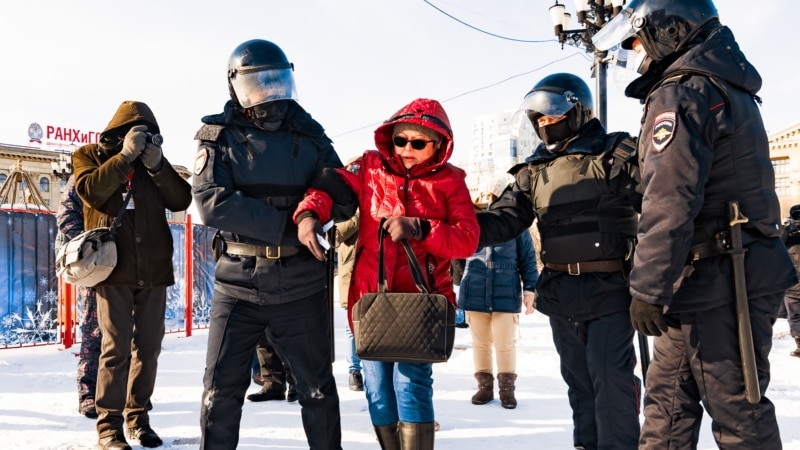 Силовики против хороводов. В России – сотни задержанных на акциях в поддержку Навального