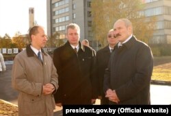 Валерий Цепкало (слева) и Александр Лукашенко в Парке высоких технологий, Минск, 25 октября 2005 года