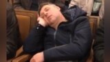 Человек спит в горсовете Одессы, чтобы в зал не вошли активисты
