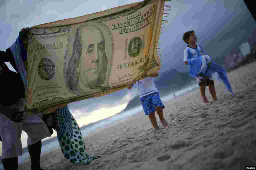 На пляже Ипанема продают платки. По подсчетам правительства Бразилии, во время Олимпиады в&nbsp;Рио-де-Жанейро приедет полмиллиона туристов