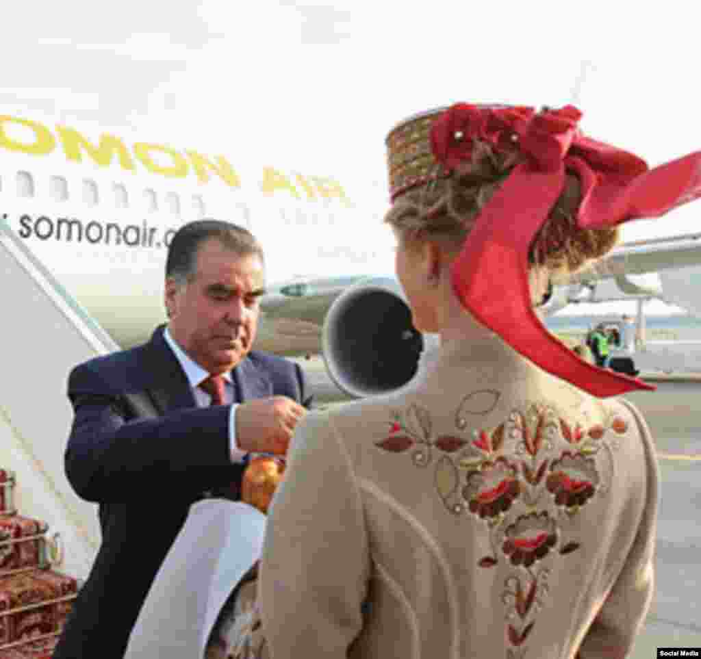 Президента Таджикистана Эмомали Рахмона встречают хлебом и солью в аэропорту Минска 