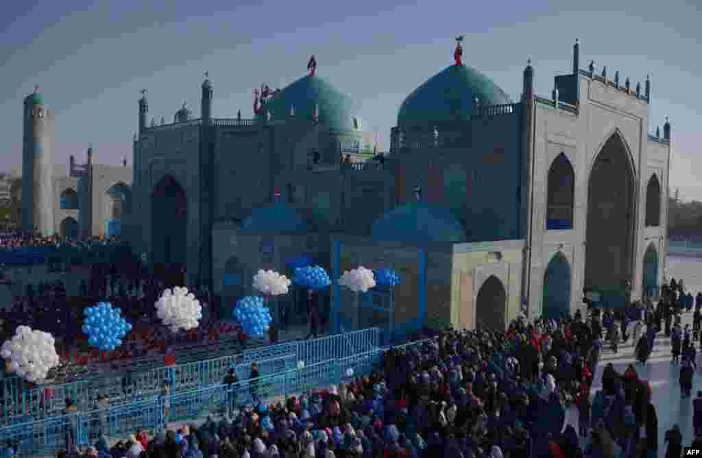 Жители афганского города Мазари-Шариф на главной площади перед Голубой мечетью