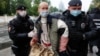 Полиция в Москве и Петербурге задержала более трех десятков участников одиночных пикетов в поддержку Азара