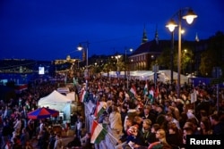 Сторонники оппозиции празднуют победу на берегу Дуная