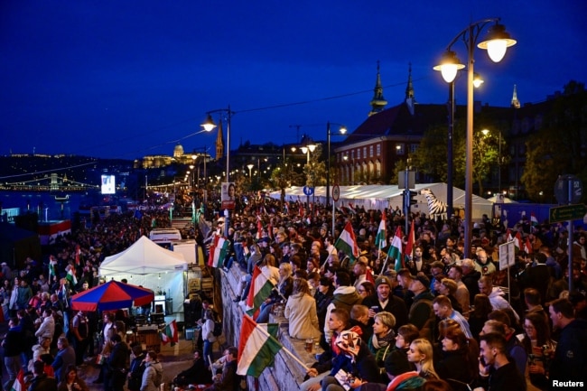 Prívrženci opozície oslavujú svoje víťazstvo na brehu Dunaja.