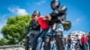Газ, петарды и выбитый зуб полицейского. Уголовные дела на задержанных 12 июня 
