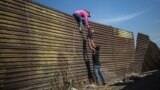 WPP -- Spot News Singles 3rd prize -- Climbing the Border Fence Pedro Pardo, Mexico, Agence France- Presse
