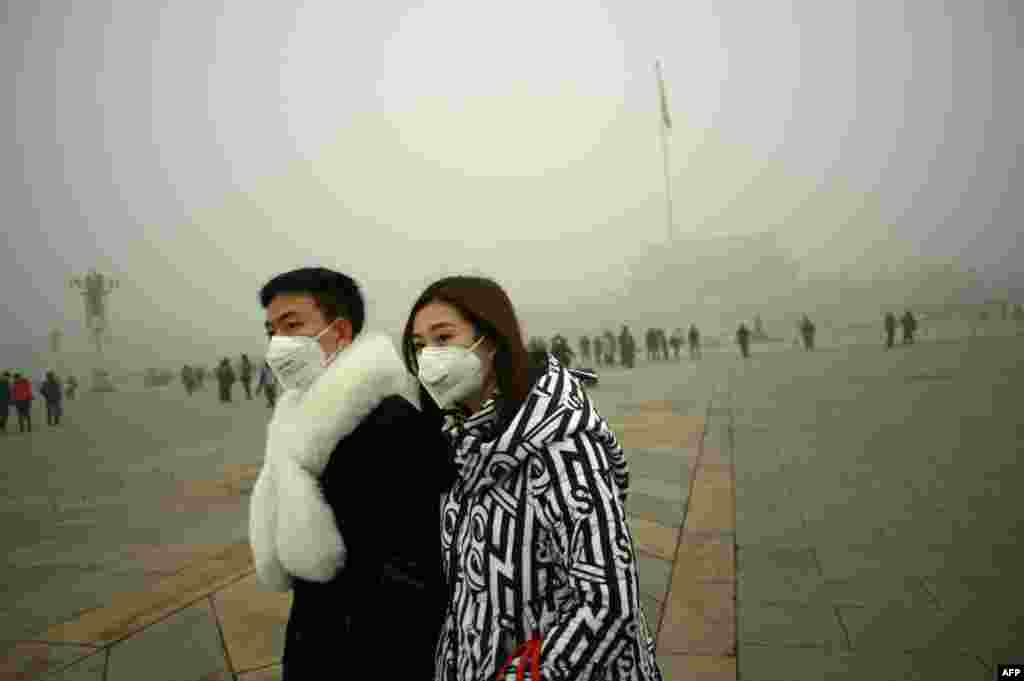 В начале декабря 2015 года власти Пекина зарегистрировали самый высокий в истории города уровень атмосферного загрязнения, который почти в 20 раз превысил нормы ВОЗ. В течение нескольких дней в Пекине были закрыты школы, заводы, многие учреждения, а выходить на улицы без защитных масок было строго запрещено