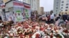 Двор "Площади Перемен" в Минске, где был избит и задержан Роман Бондаренко. Так выглядел народный мемориал в его честь, пока 15 ноября силовики не уничтожили его 