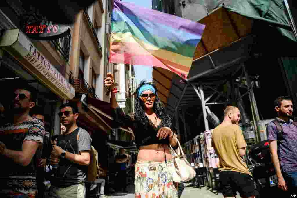 Чтобы избежать столкновений с националистами и религиозными активистами, власти города запретили мирное шествие, но представители стамбульской Ассоциации солидарности ЛГБТ отказались подчиниться