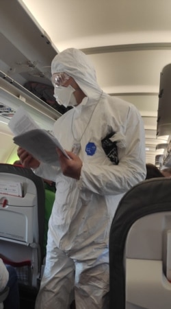 Пассажирам измеряют температуру в самолете, прибывшем в киевский аэропорт Борисполь