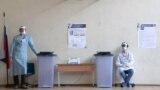 Голосование по поправкам в Конституцию РФ на участке №1331 в Екатеринбурге, 1 июля 2020 года. Фото: ТАСС