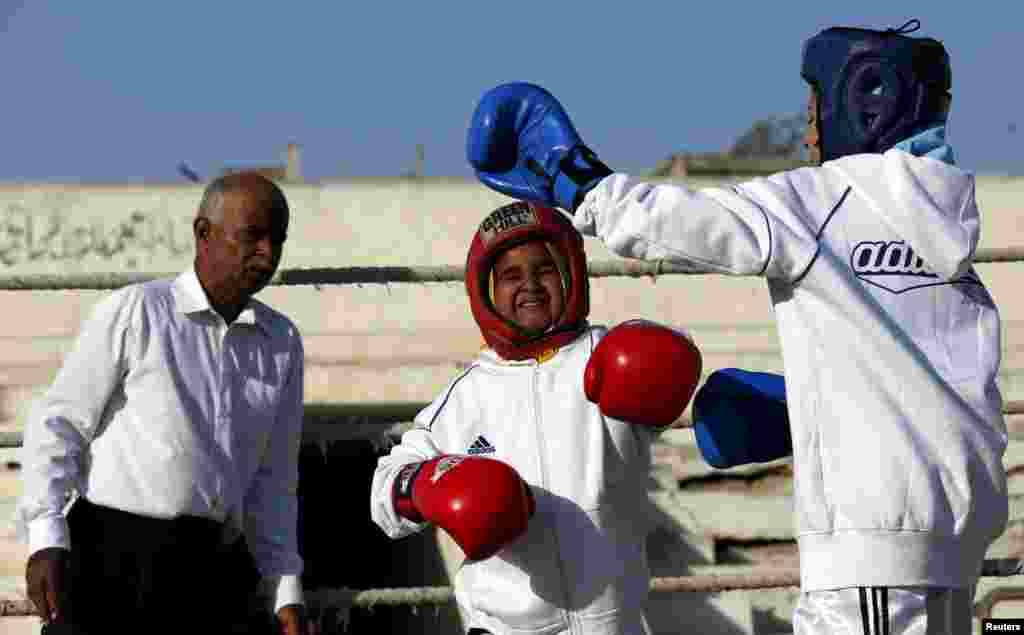 На фото &ndash; бой между 12-летней Табией и 11-летней Аамной во время турнира Юниорской ассоцииации спорта в провинции Синд
