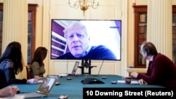 Борис Джонсон во время онлайн-конференции с представителями своего правительства