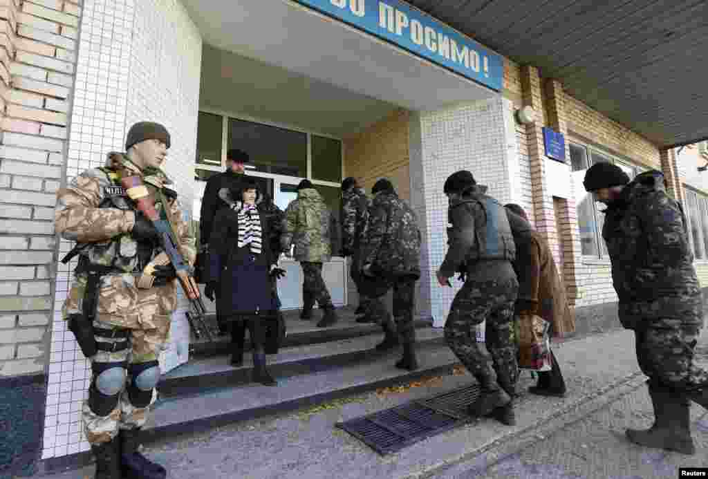 Голосование военнослужащих Вооруженных сил Украины на одном из избирательных участков в Краматорске 