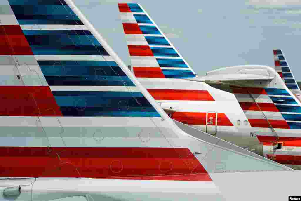 Самолеты &quot;Американских авиалиний&quot; в национальном аэропорту Вашингтона, США. 5 апреля 2020 года