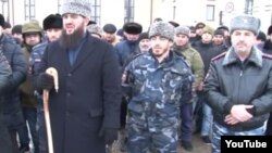 Сцена публичного унижения родственника одного из предполагаемых боевиков в селе Пригородное, показанная по телевидению Чечни