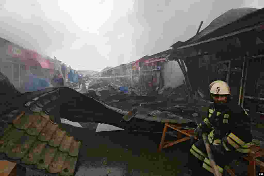 Пожарные работают на рынке, подожженном во время террористической атаки в Грозном, &nbsp;4 декабря. (Казбек Вахаев, EPA)