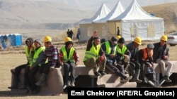 Рабочие Верхненарынского каскада ГЭС на перерыве, 16 октября 2014 года