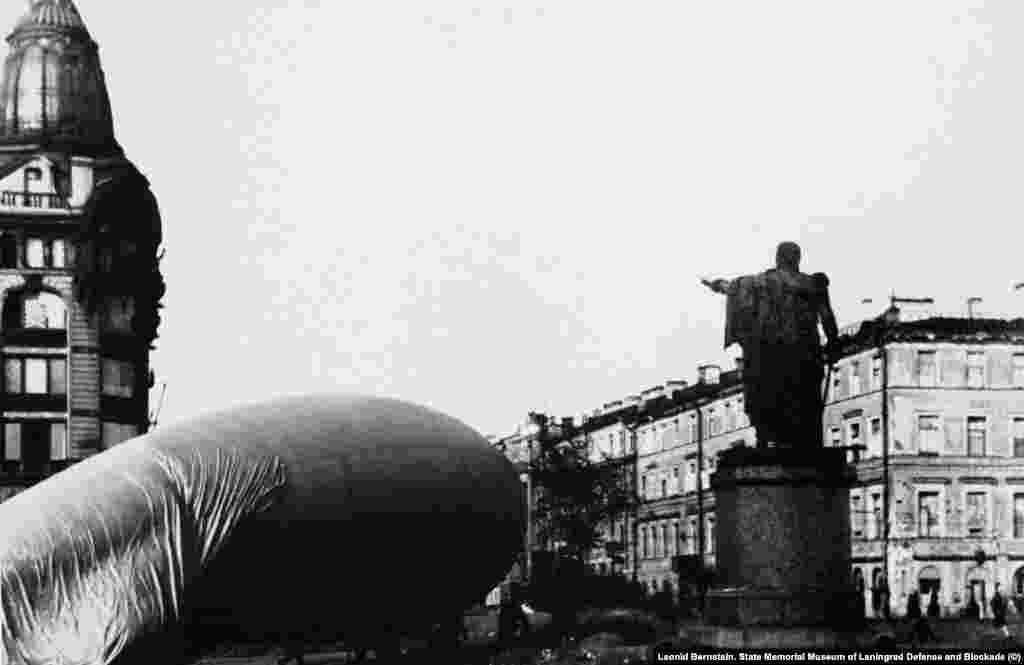 Леонид Бернштейн. Бойцы МПВО готовят к подъему аэростат заграждения в сквере у Казанского собора. 1941 год.