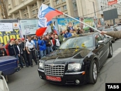 Во время акции протеста "нашисты" у посольства Эстонии в Москве атаковали машину Марины Кальюранд, 2 мая 2007 года