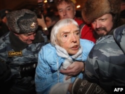 Людмила Алексеева в костюме Снегурочки во время задержания на акции в защиту свободы собраний на Триумфальной площади в Москве 31 декабря 2009 года. Фото: ТАСС