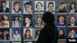 Портреты заложников, погибших при теракте на спектакле "Норд-Ост" в театральном центре на Дубровке