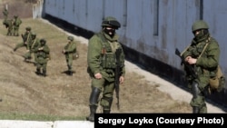 Российские военные на базе в Перевальном в Крыму 