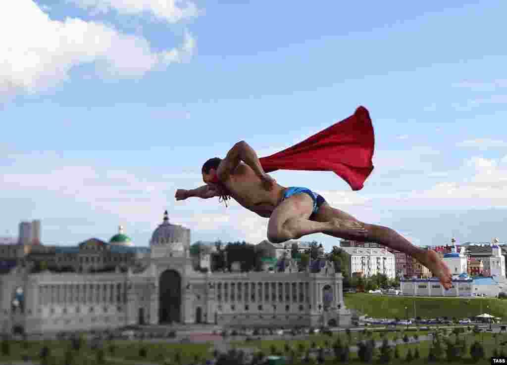 Хай-дайвинг во второй раз в истории ЧМ был включен в конкурсную программу На фото - чешский спортсмен Михал Навратил, переодетый в костюм Супермена, закрывает соревнования