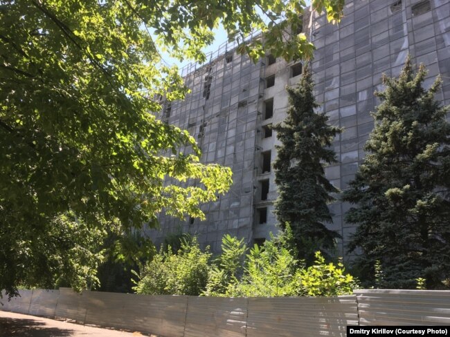 Гостиницу "Украина" закрыли на реконструкцию в 2011 году и должны были сдать к Чемпионату Европы по футболу 2012 года, но не успели. Здание простояло в лесах до начала боевых действий, а сейчас заброшено. Фото автора, август 2019 года