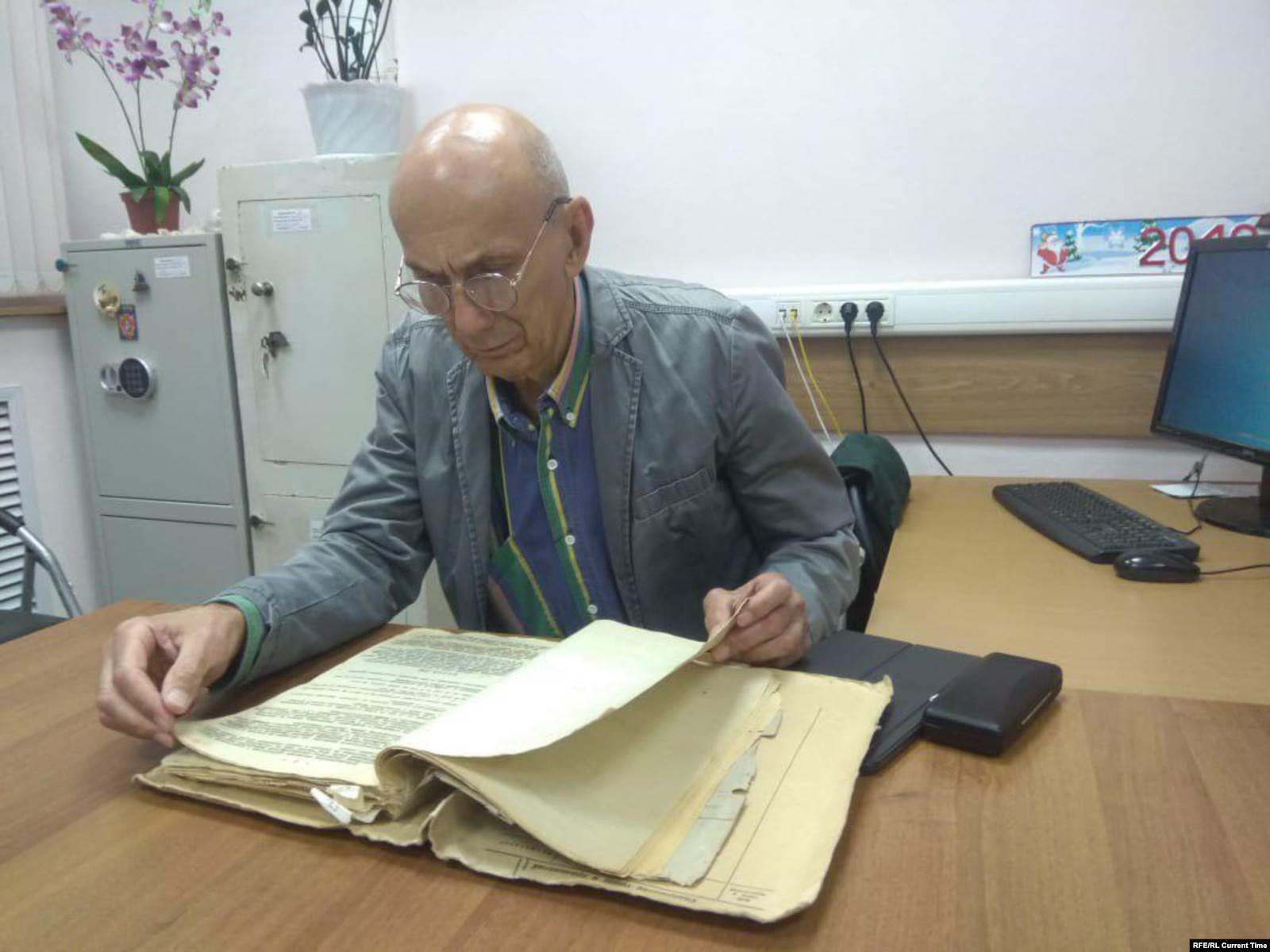 Георгий Шахет читает дело деда